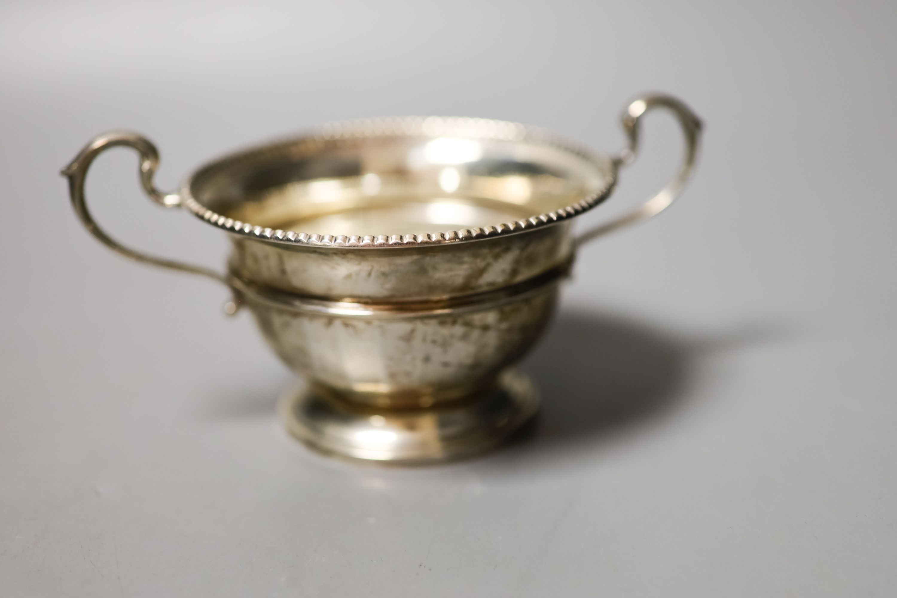 A George V silver circular three piece tea set, Birmingham, 1931/2, gross weight 18.5oz.